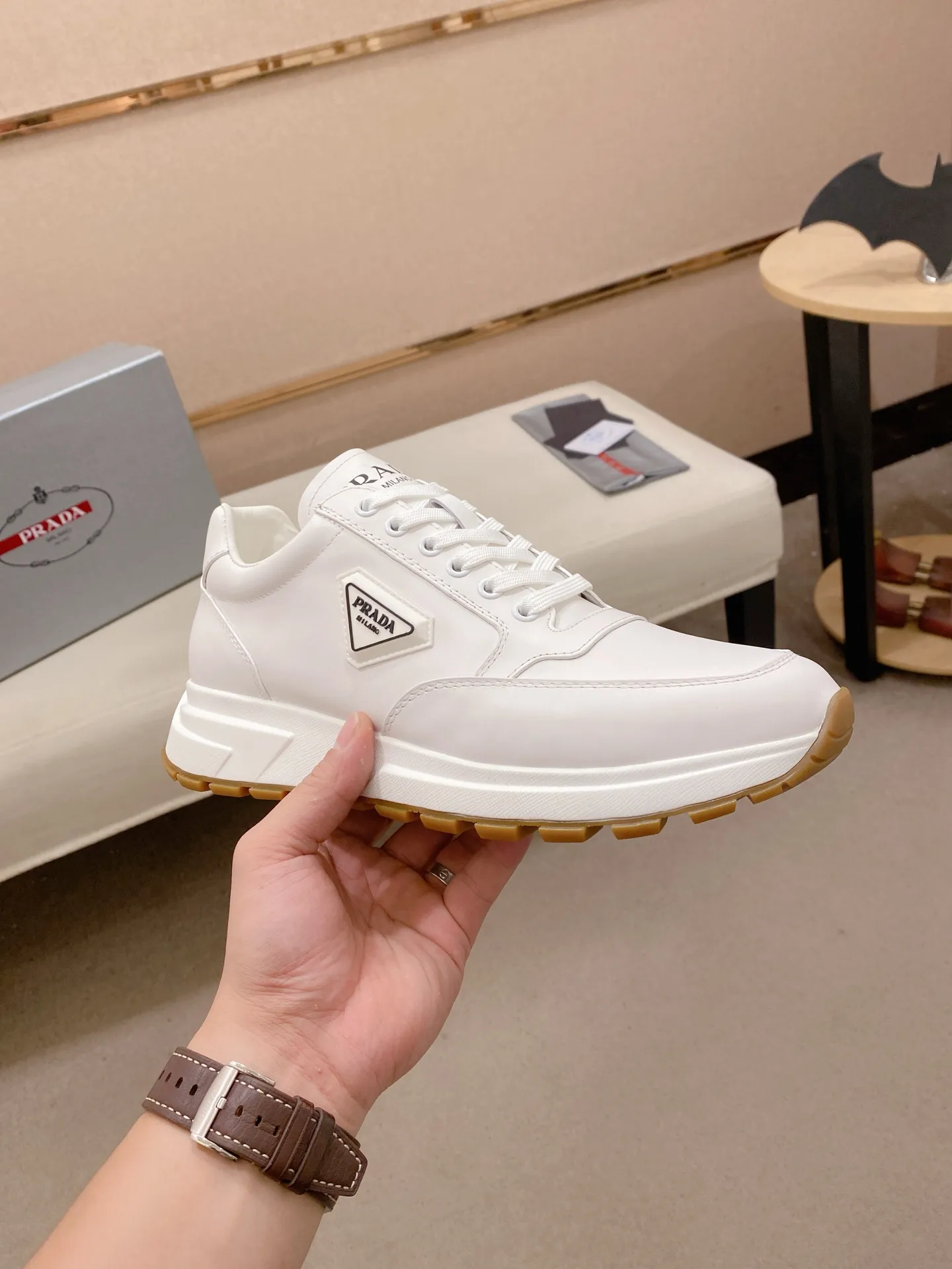 Factory price 560💰 ✔️✔️✔️High-quality new PRADA counters are on the market at the same time. The new men's shoes and 😘fabrics are selected from imported first-layer cowhide and are made with pure handcrafts. Lining: Full cowhide lining. 👍🏿 High-end ☄️ air-cushion molded anti-slip rubber outsole, exquisite lines, simple and elegant, comfortable and high-end for leisure travel. Code number: 38 to 44 (45 can be customized and cannot be returned or exchanged)